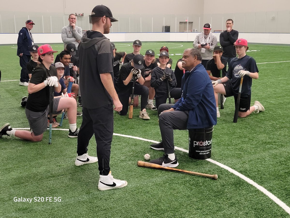 bucket_bc's tweet photo. Ex-MLBer Reggie Smith working with the @CloverRangers 15U player group @cloverdalespurs #sittingonabucket https://t.co/c36Hd01SuW
