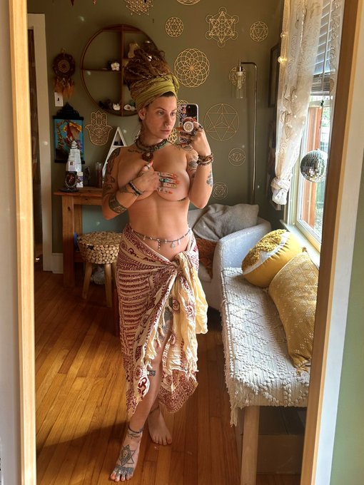 1 pic. tits out = freedom ✨  https://t.co/v07VxQkGgL https://t.co/ACK4xUnLWA