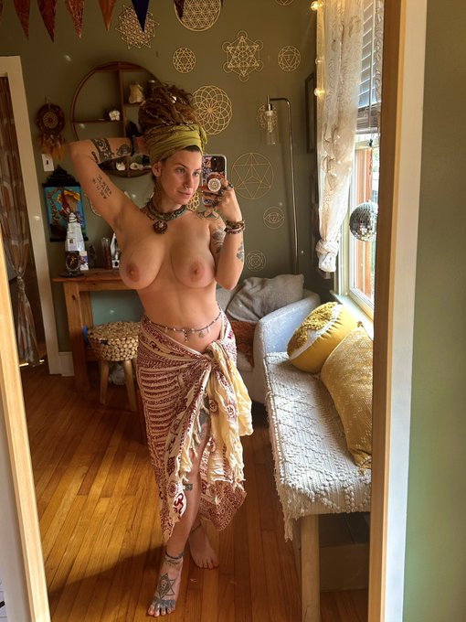 2 pic. tits out = freedom ✨  https://t.co/v07VxQkGgL https://t.co/ACK4xUnLWA