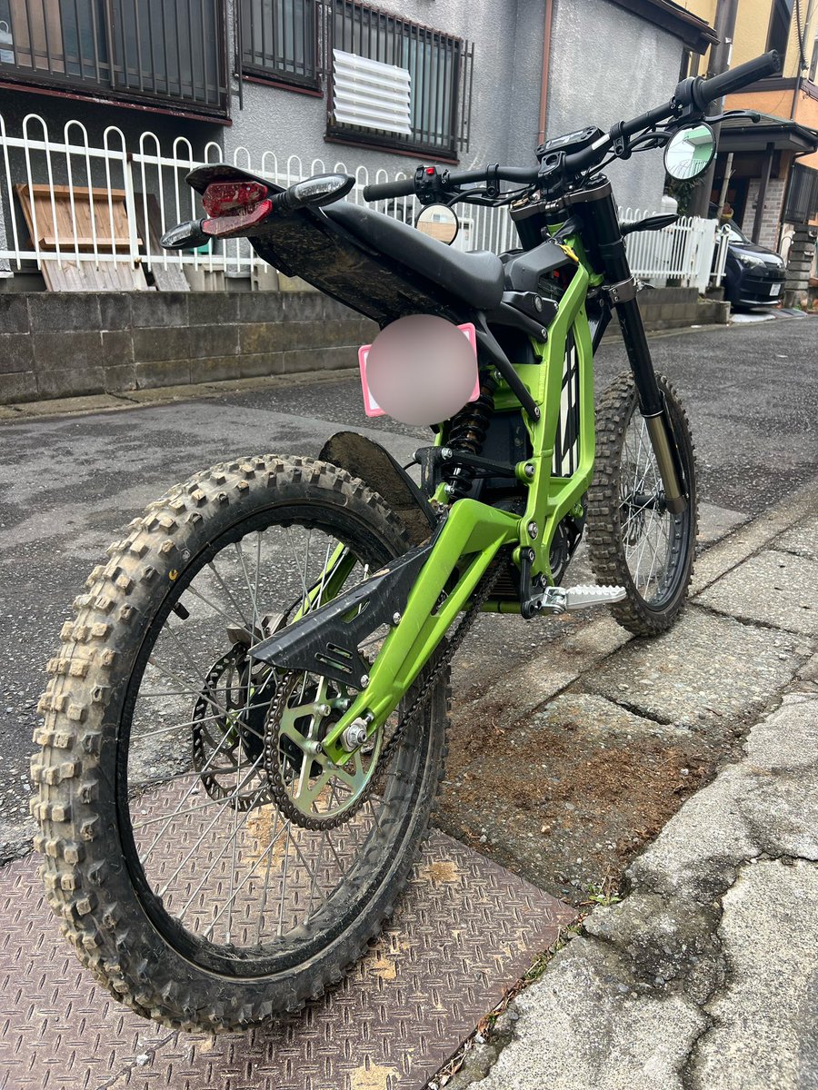 RacingMCsimo's tweet image. 舗装路を移動中にダートを見つけて1時間ほど遊ぶ。
ヘッドライトついてナンバーついてるからこその楽しみ方。
ホンットに軽い！

#SURRON
#サーロン
#LightBee