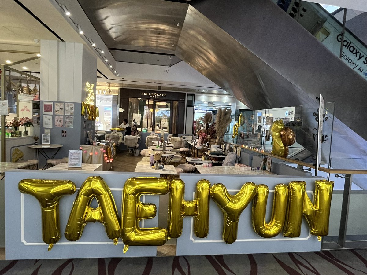 JeonCheYeon89's tweet photo. MOA PLS JOIN US OUR TAEHYUN CAFE EVENT @ Cafe de Paris Somerset 🐿️🇸🇬

#TXT #TAEHYUN #OurGoldenVoiceTaehyun @TXT_members https://t.co/RPXLxxdpO6