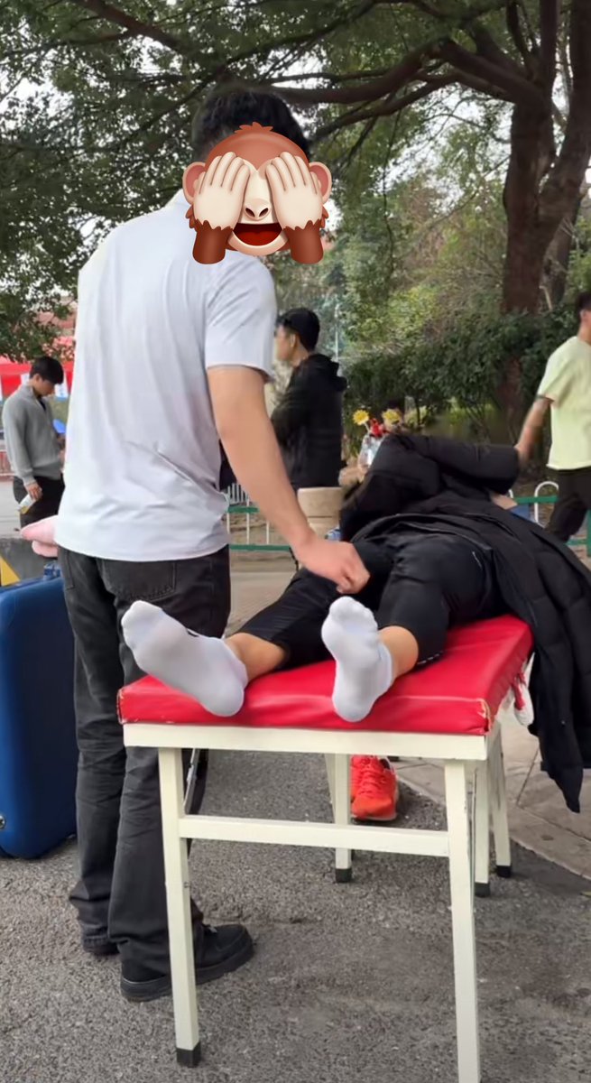 （4）dy上刷到的体育生考试放松直播，抓拍到了好多鲜嫩的大臭脚，突然觉得这个工作也不错，顺道玩弄了肌肉体育生。#体育生 #臭脚 #臭脚体育生 #按摩