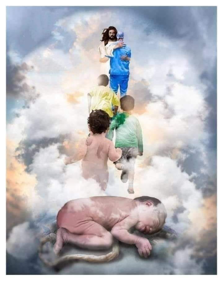 pablocasx1's tweet photo. REFLEXIÓN

Si tu hijo murió GRANDE...
Te duele porque lo viste vivir una gran parte de su vida, lo viste luchar por sus sueños, tal ves casarse, y tener una familia e hij@s y partió dejando un gran vacío en tu corazón...

Si tu hijo murió siendo un NIÑO...
Te duele porque lo has visto crecer, has vivido etapas maravillosas con él, te duele porque estabas acostumbrada a su compañía y su ausencia es un abismo profundo de tristeza...

Antes de seguir leyendo recuerden compartir con sus amigos y seguir para mas: @pablocasx1 y @AndesOrigen180 

Si tu hijo murió siendo BEBÉ...
Te duele porque lo tuviste muy poco tiempo.
Porque estabas acostumbrada a sus preciosas sonrisas y a sus llantos a la necesidad que tenia de estar contigo todo el tiempo, estabas acostumbrada a trasnochar y cambiar pañales.
Y ahora de repente estas sola con tus brazos vacíos...

Si tu bebé murió en el VIENTRE...
Te duele porque no pudiste conocerlo con vida.
Porque lo llevaste dentro de tí y nunca pudiste ver sus preciosos ojos y su mágica sonrisa.
Nunca pudiste escuchar su precioso llanto.
Jamás le pusieron las cositas que con tanto Amor y tanta ilusión le compraron.
Todo lo que prepararon.
Todo quedo en un sueño roto...

Así que POR FAVOR!
No minimizes ningún dolor, no minimizes mi dolor
TODAS somos MADRES y a todas nos duele,
De diferentes maneras y en diferentes situaciones.
Pero estoy segura que el dolor sigue siendo el mismo.