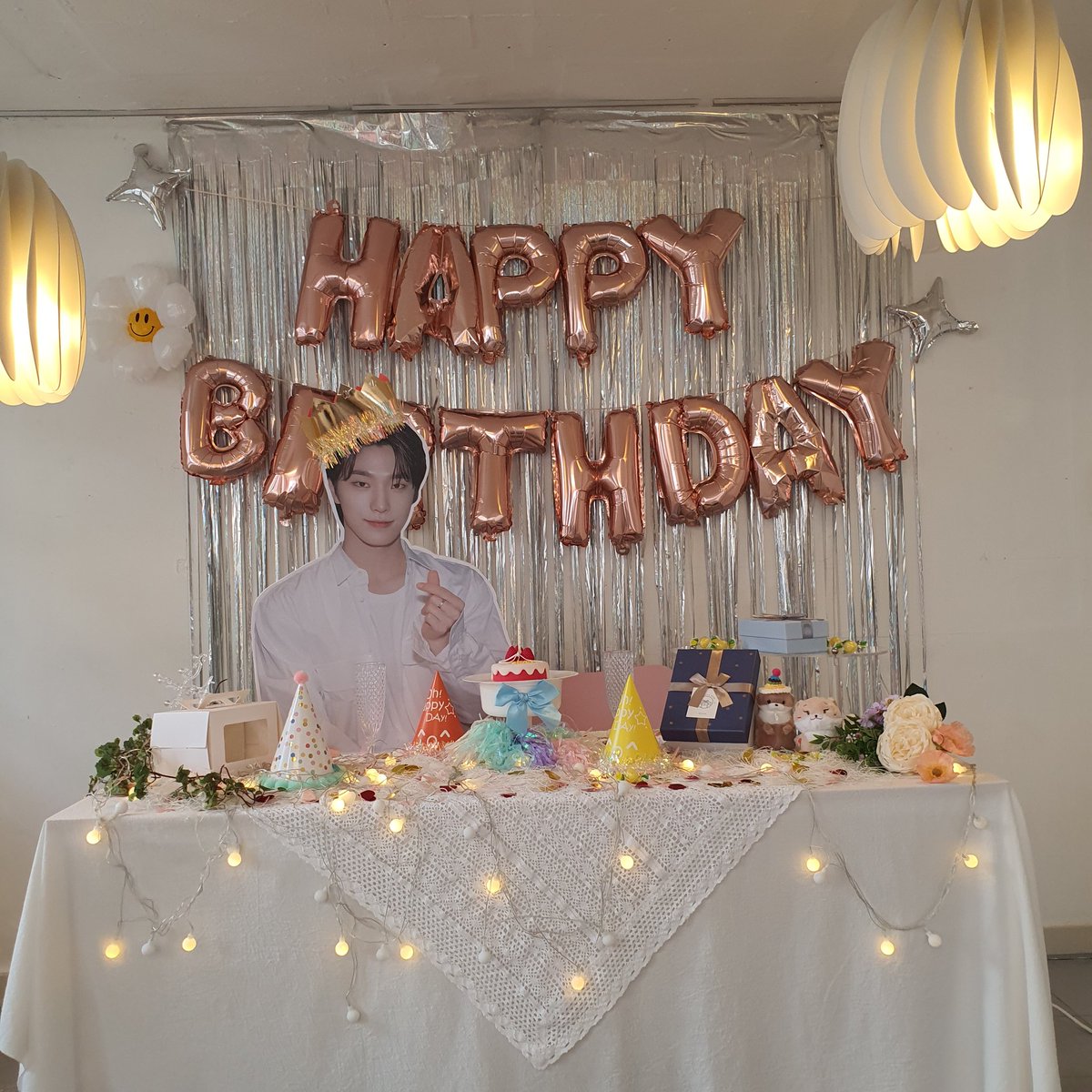 tnd06152's tweet photo. 카페 삡

까먹고 있다가 트위터 보고 생각나서 후딱 왔다
생일상 차려진 거 보고 예뻐서 냅다 사진 갈겼다

#캐럿드리_그러타면_그러킨항데
#난_몰까_WHO_AM_I https://t.co/QpV08DWScG