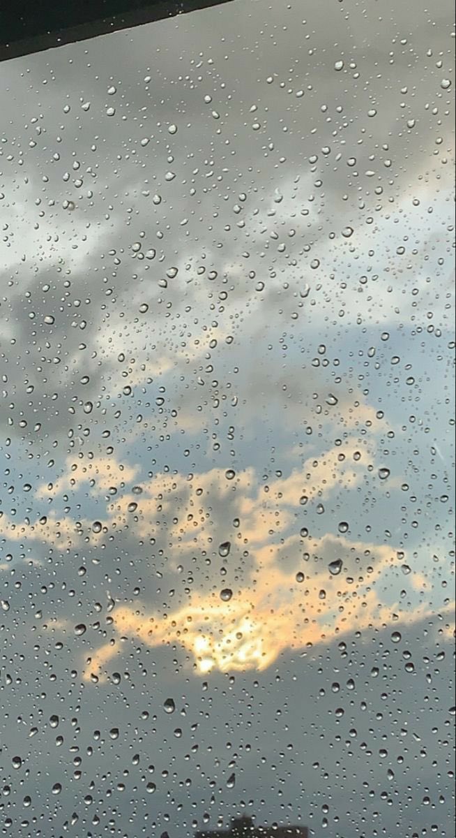 صباح الأجواء الجميلة، والهواء الندي، وأنفاس السحب التي تبشرنا بالخير والأمل,,