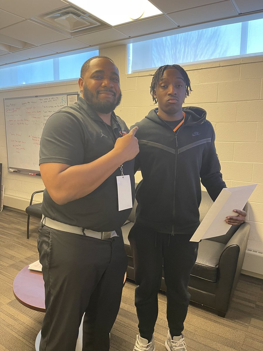 emeraldsmart11's tweet photo. AGTG After a great visit and conversation with @FB_Coach_Morgan i am truly blessed to say I have received an offer from @BuffStateFB thank you to @Coach_Nichols_ ,@CoachC_Williams @Coach_Nu27 #Circleblack⚫️〽️ https://t.co/reL1swdbgo