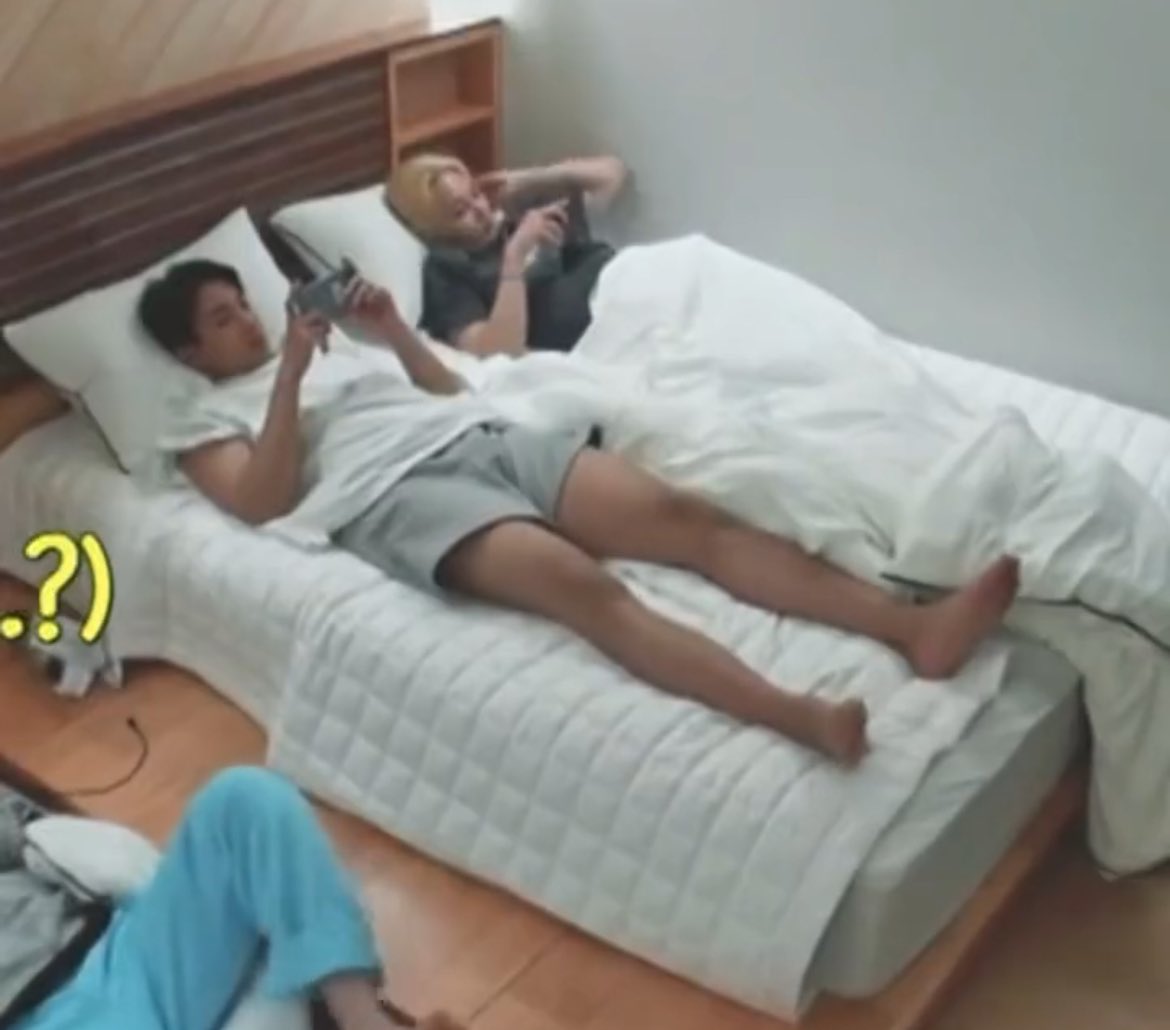 __tastych2stnut's tweet photo. 혼자 자면 이불 잘 덮고 자는데 형이랑 잘때만 형한테 이불 다 몰아주고 자는거엿댄다!!!!끼약!!!! https://t.co/vP2BkQ5Edm