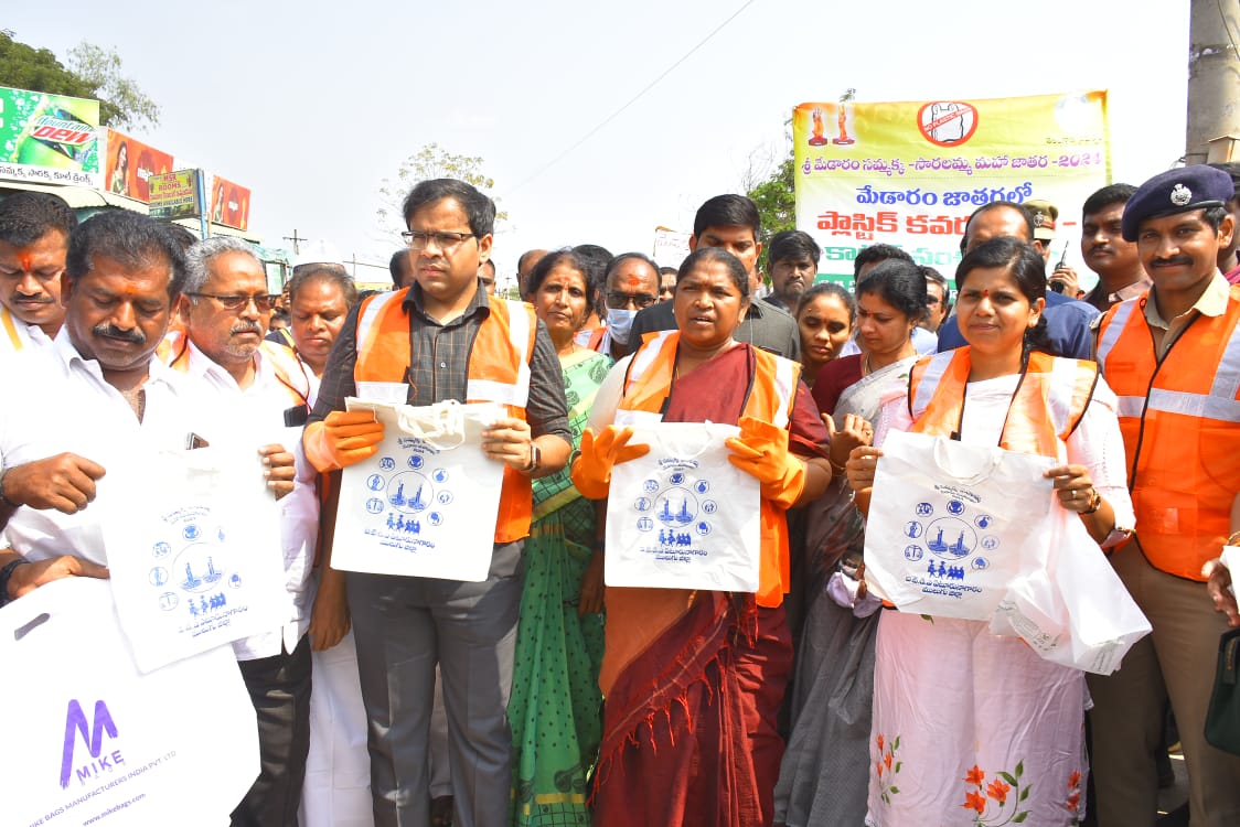 CollectorMulugu's tweet photo. మేడారం కు వచ్చే భక్తులందరూ ప్లాస్టిక్ రహిత కాటన్ సంచులను మాత్రమే ఉపయోగించాలని సమాజంలో ఉన్నటువంటి వన్యప్రాణులకు, ప్రజలకు గాని హాని కలిగించేటటువంటి ప్లాస్టిక్ ను నిషేధించాలని @seethakkaMLA గారు కోరనైనది #medaramjathara2024 #plasticfreejathara #GoGreen @TelanganaCMO @KMuraliSurekha https://t.co/jDZgWpvNKs