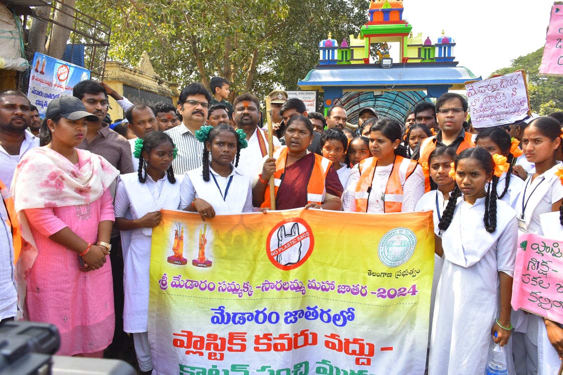 CollectorMulugu's tweet photo. మేడారం కు వచ్చే భక్తులందరూ ప్లాస్టిక్ రహిత కాటన్ సంచులను మాత్రమే ఉపయోగించాలని సమాజంలో ఉన్నటువంటి వన్యప్రాణులకు, ప్రజలకు గాని హాని కలిగించేటటువంటి ప్లాస్టిక్ ను నిషేధించాలని @seethakkaMLA గారు కోరనైనది #medaramjathara2024 #plasticfreejathara #GoGreen @TelanganaCMO @KMuraliSurekha https://t.co/jDZgWpvNKs