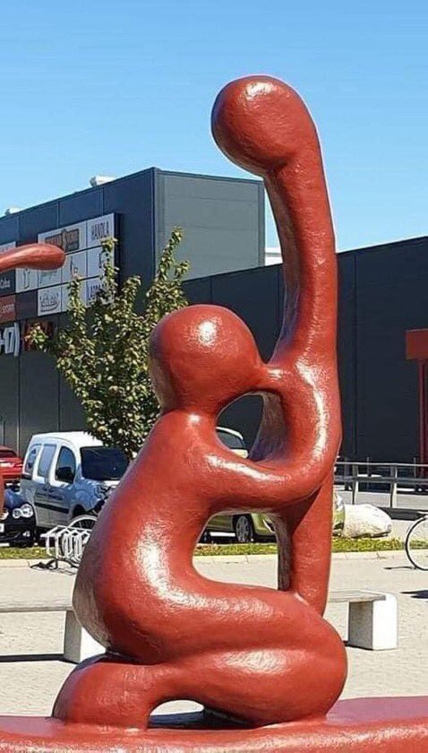 Jerlerup's tweet image. En läxa i källkritik. Många uppgörs av ett konstverk i Bohuslän föreställande hällristningar. ”Sexualiserat” påstås det också visar man en liten del av konstverket. Zoomar man ut på hela konstverket är det ett skepp och folk som blåser i lurar.