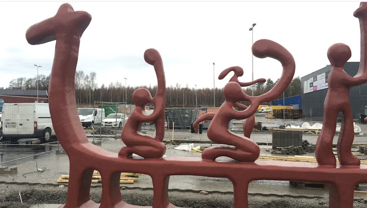 Jerlerup's tweet image. En läxa i källkritik. Många uppgörs av ett konstverk i Bohuslän föreställande hällristningar. ”Sexualiserat” påstås det också visar man en liten del av konstverket. Zoomar man ut på hela konstverket är det ett skepp och folk som blåser i lurar.