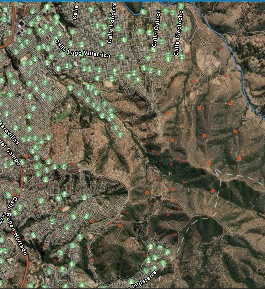 🌐Mapa de incendio
🟠Puntos calientes 

🔥Aun quedan zonas encendidas.

🌙💧🔥Es fundamental aprovechar toda la noche para apagar

🟢💧Los puntos verdes son hidrantes o grifos
Ñ