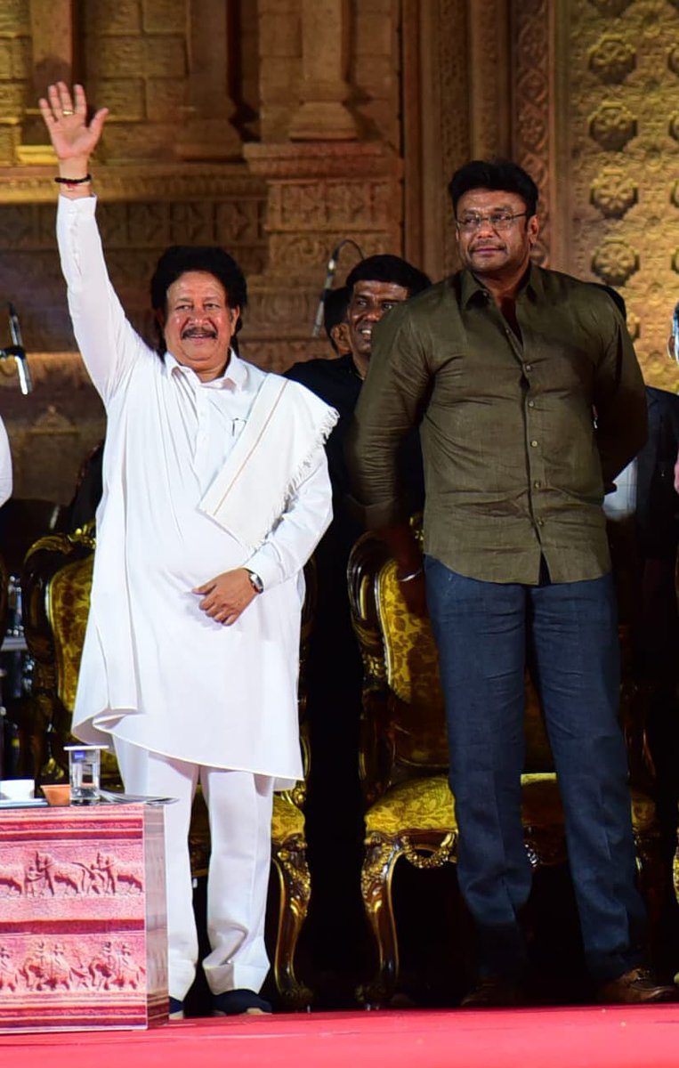 HRGaviappa's tweet photo. ಎರಡನೇ ದಿನದ ಹಂಪಿ ಉತ್ಸವದ ನಿಮಿತ್ತ ಗಾಯತ್ರಿ ಪೀಠ ಮುಖ್ಯ ವೇದಿಕೆಯ ಕಾರ್ಯಕ್ರಮದಲ್ಲಿ ವಿಜಯನಗರ ಕ್ಷೇತ್ರದ ಜನಪ್ರಿಯ ಶಾಸಕರಾದ *ಶ್ರೀ ಹೆಚ್ ಆರ್ ಗವಿಯಪ್ಪ* ಅವರು ಹಾಗೂ ಖ್ಯಾತ ಚಲನಚಿತ್ರ ನಟ ಶ್ರೀ ದರ್ಶನ ಅವರು ಮತ್ತು ಗಣ್ಯರೊಂದಿಗೆ ಪಾಲ್ಗೊಂಡು ಸಂಜೆಯ ವಿವಿಧ ಕಾರ್ಯಕ್ರಮಗಳ್ಳನು ಉದ್ಘಾಟಿಸಿದರು. https://t.co/BypVKKNloR