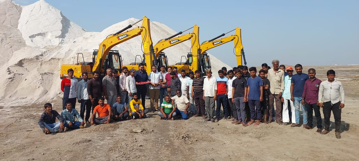 EquipmentsRs's tweet photo. Salt is Born of the Purest Parents: The Sun and the Sea. Here we deliver our Sany Sy 140 Salt for #Saltcultivation in #kutch. The entire team was super happy to join us!!! Many Congratulations to the Proud Owners 🎉🎉 #Sunday #sanyexcavator #sany #Bharat https://t.co/E1VfpzrAcX