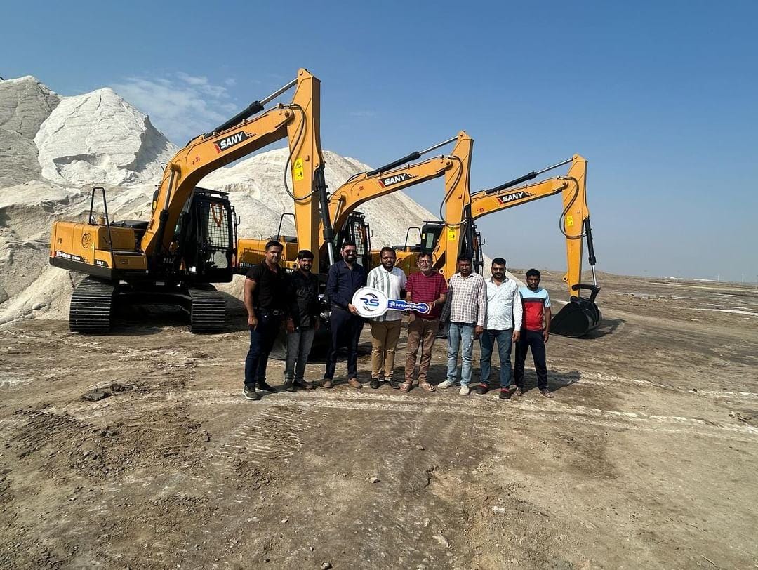 EquipmentsRs's tweet photo. Salt is Born of the Purest Parents: The Sun and the Sea. Here we deliver our Sany Sy 140 Salt for #Saltcultivation in #kutch. The entire team was super happy to join us!!! Many Congratulations to the Proud Owners 🎉🎉 #Sunday #sanyexcavator #sany #Bharat https://t.co/E1VfpzrAcX