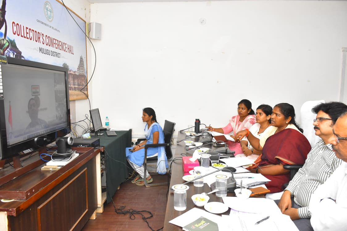 CollectorMulugu's tweet photo. ప్రత్యేక అధికారుల పాలనలో మన గ్రామాలను ఆదర్శవంతంగా తీర్చిదిద్దాలని, 
రాబోయే వేసవి కాలంలో ఎట్టి పరిస్థితుల్లో తాగునీటి ఇబ్బందులకు గురికాకుండా పకడ్బందీ కార్యాచరణ అమలు చేయాలని, 
ఫిబ్రవరి 7 నుంచి 15 వరకు ప్రతి గ్రామంలో ప్రత్యేక పారిశుధ్య డ్రైవ్ నిర్వహించాలని @seethakkaMLA అన్నారు https://t.co/07Xt70hDON