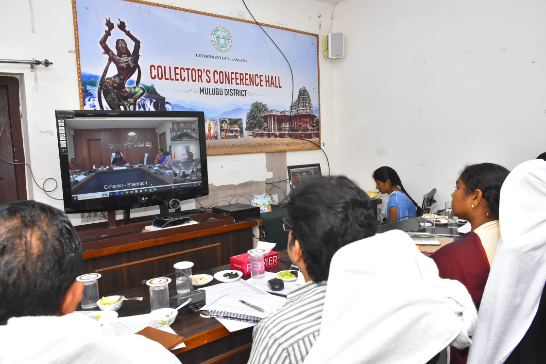 CollectorMulugu's tweet photo. ప్రత్యేక అధికారుల పాలనలో మన గ్రామాలను ఆదర్శవంతంగా తీర్చిదిద్దాలని, 
రాబోయే వేసవి కాలంలో ఎట్టి పరిస్థితుల్లో తాగునీటి ఇబ్బందులకు గురికాకుండా పకడ్బందీ కార్యాచరణ అమలు చేయాలని, 
ఫిబ్రవరి 7 నుంచి 15 వరకు ప్రతి గ్రామంలో ప్రత్యేక పారిశుధ్య డ్రైవ్ నిర్వహించాలని @seethakkaMLA అన్నారు https://t.co/07Xt70hDON