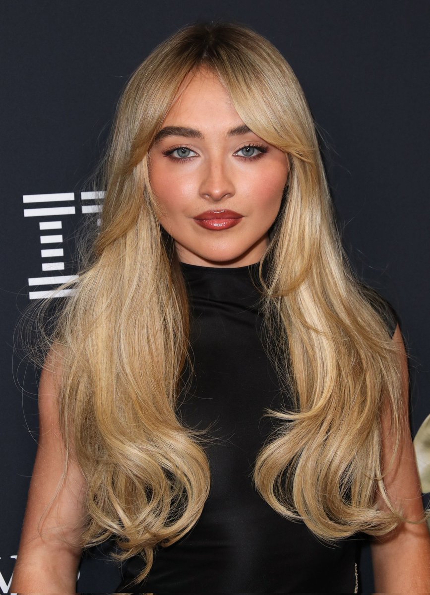 scarpenterbr's tweet photo. 🚨 MEU DEUS! Sabrina Carpenter no tapete vermelho do jantar pré-Grammy's de Clive Davis. https://t.co/R3R7CfETzv