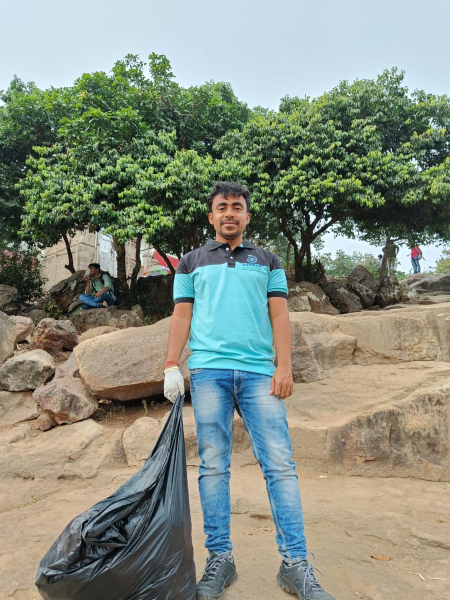 Team Aahwan takes pride in preserving our heritage.🌿 Through a dedicated cleanup at Khandagiri, we spread awareness among young minds about the detrimental impact of plastic on our environment. Together, we can make a difference. 💚 #bbsr @AdyashaSatpath3 @SatpathyLive