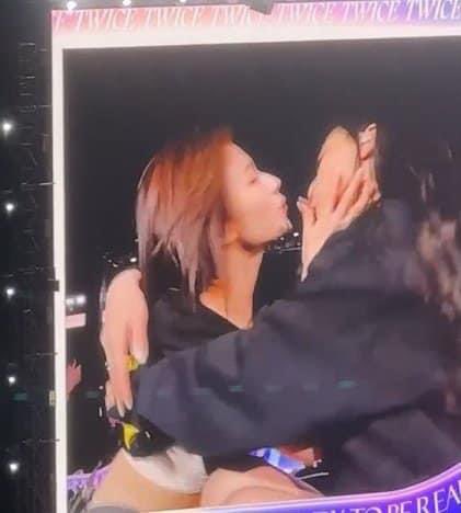 imn0tdarling's tweet photo. mamá gracias por acompañarme al concierto de twice, te dije que solo son un grupo de ami… 

#TwiceEnMexico #TWICE_5TH_WORLD_TOUR #ReadytobeONCE #트와이스 #READYTOBE #IGOTYOU #ONCE #MEXICO #MEXICOCITY #TWICE_5TH_WORLD_TOUR_MEXICO #CDMX #KPOP https://t.co/rjs3xAo2qi
