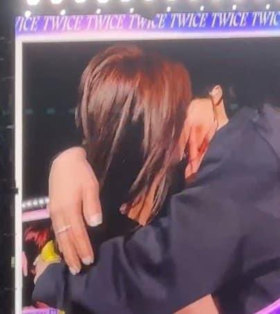 imn0tdarling's tweet photo. mamá gracias por acompañarme al concierto de twice, te dije que solo son un grupo de ami… 

#TwiceEnMexico #TWICE_5TH_WORLD_TOUR #ReadytobeONCE #트와이스 #READYTOBE #IGOTYOU #ONCE #MEXICO #MEXICOCITY #TWICE_5TH_WORLD_TOUR_MEXICO #CDMX #KPOP https://t.co/rjs3xAo2qi