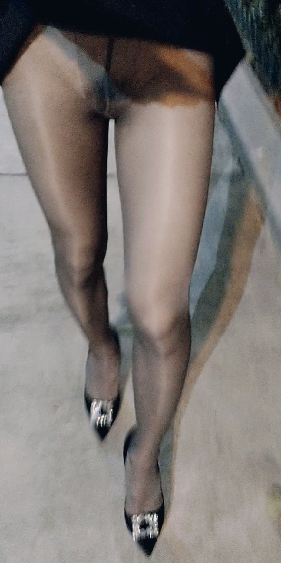 甜心人妻🇭🇰~sandy82 on X: 設計圖片:  去智能櫃收件，因為比較大件所以拎得比較麻煩，沿路毫不在意只想快啲上樓，等過路燈先發現原來件快遞包一直勾住扯高左條短裙走光，只好急步行返屋企，原因係短裙內連絲襪都冇，咁嗰10幾分鐘路程會點，大家可以想像  ...