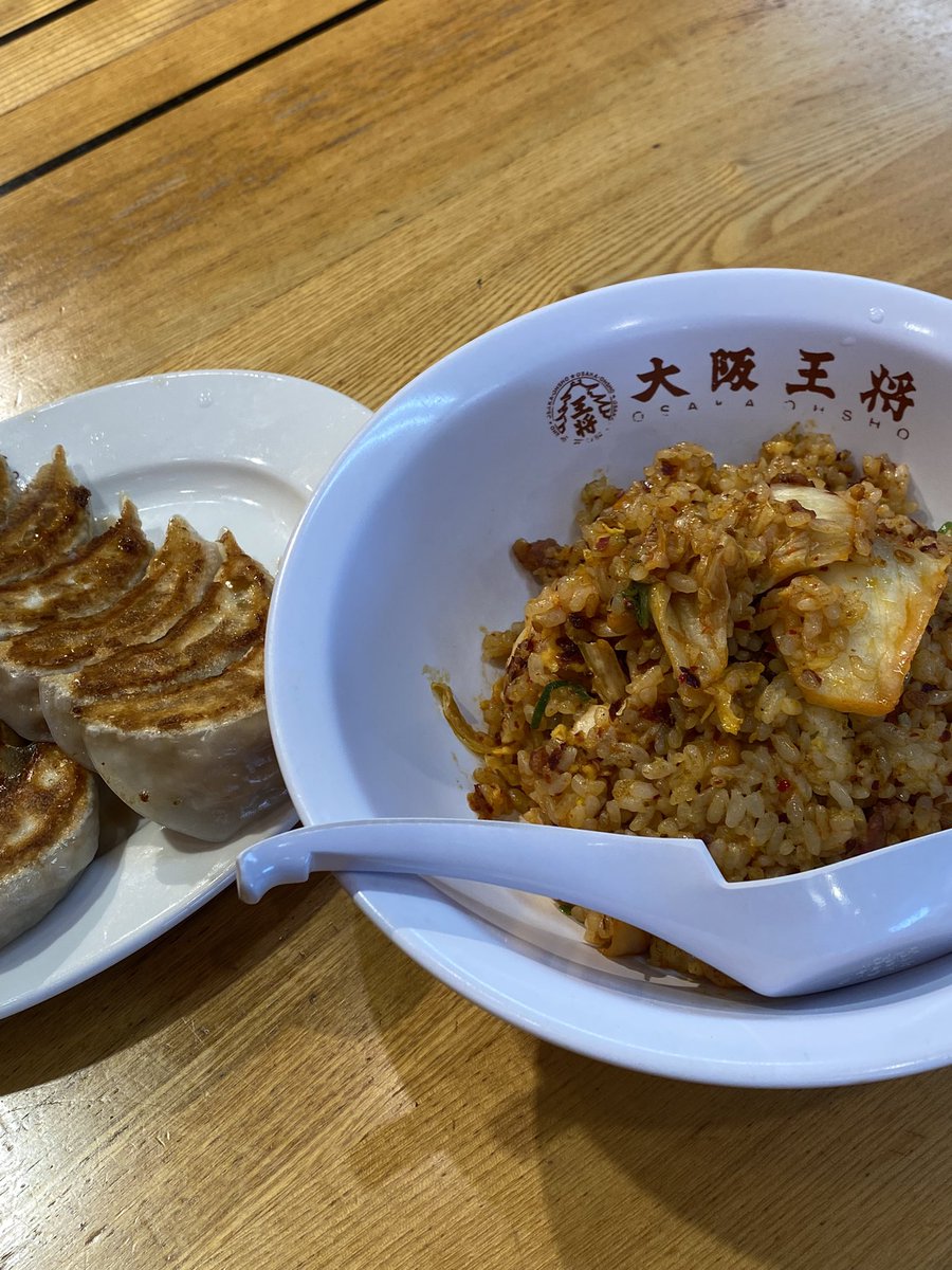 jack_86727's tweet photo. こんにちは😃
今日のまかない飯です😊
今日の餃子🥟
キムチ焼飯です😊 https://t.co/H6EXfjuhaw