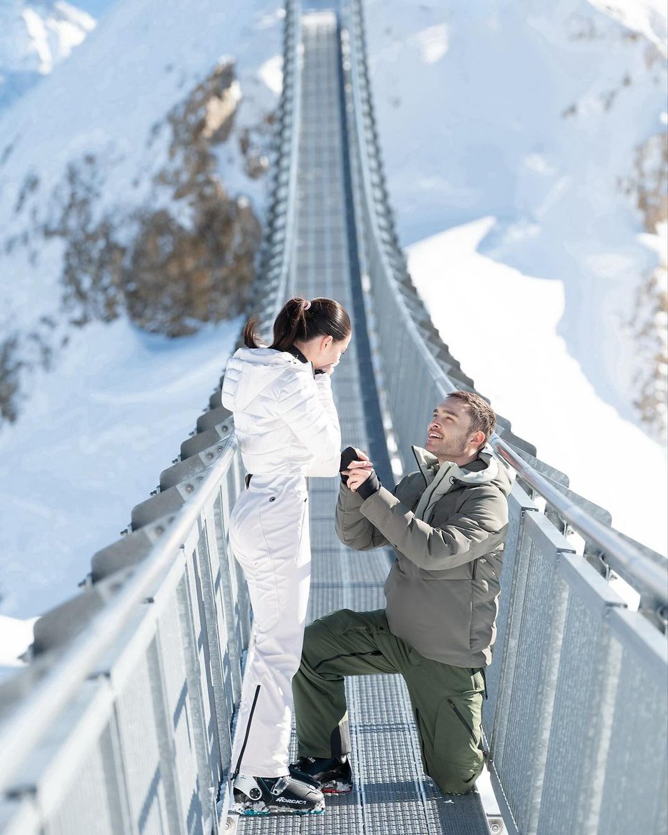 GlamourMex's tweet photo. #EdWestick, actor que interpreta a Chuck Bass en Gossip Girl, se compromete con su novia Amy Jackson en un romántico viaje en Suiza. 💍 💗 https://t.co/BbvmxjSeMq