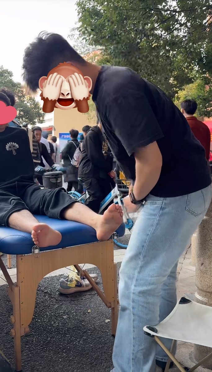 （3）dy上刷到的体育生考试放松直播，抓拍到了好多鲜嫩的大臭脚，突然觉得这个工作也不错，顺道玩弄了肌肉体育生。#体育生 #臭脚 #臭脚体育生 #按摩