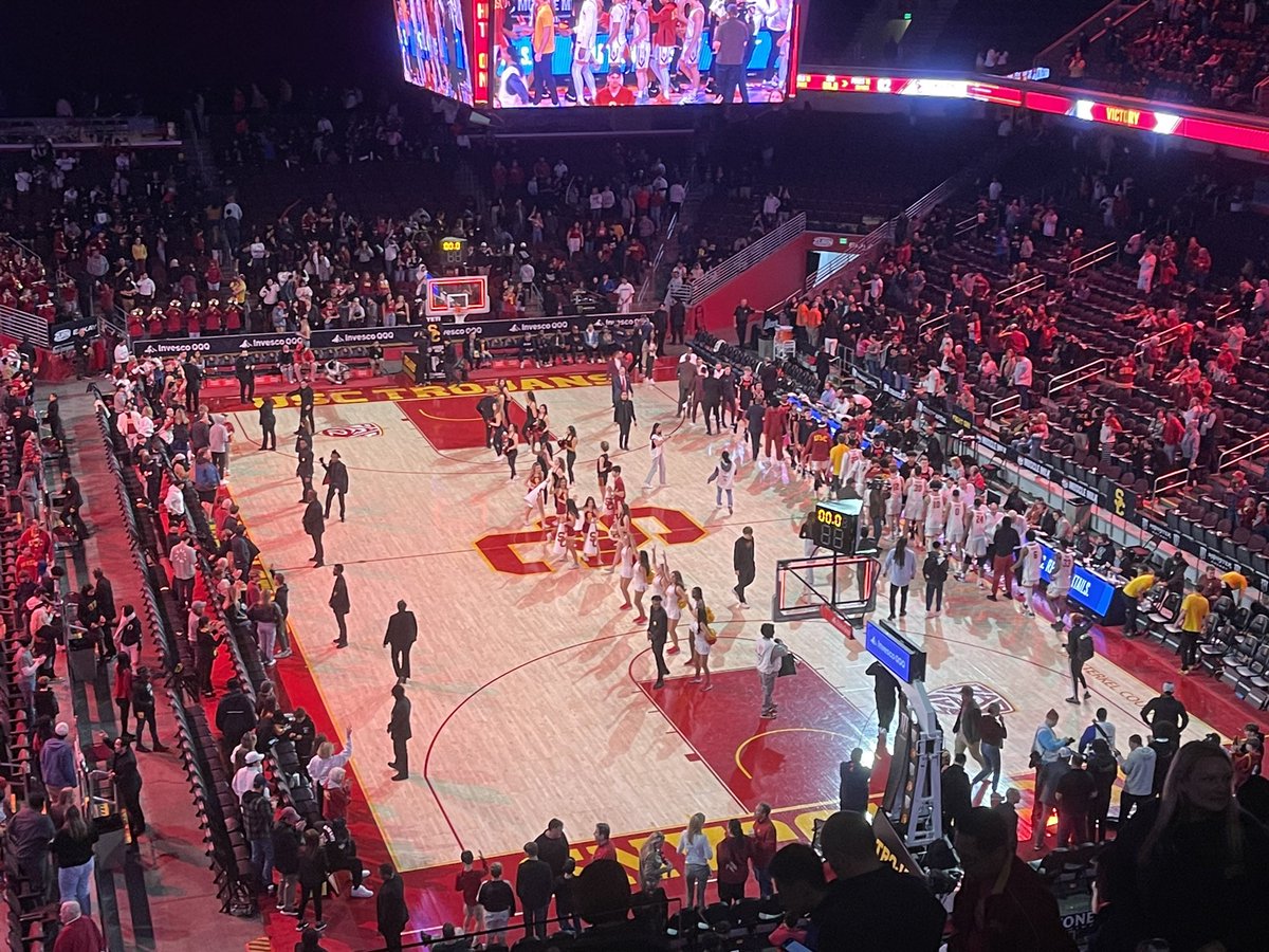 Wrapped up an amazing day at @USC by attending an exciting game at the Galen Center.🏀 Truly an unforgettable experience. Fight on! ✌️ #USCTrojans #LAUSDCulturalArtsPassport @LASchoolsNorth @MsDamonte