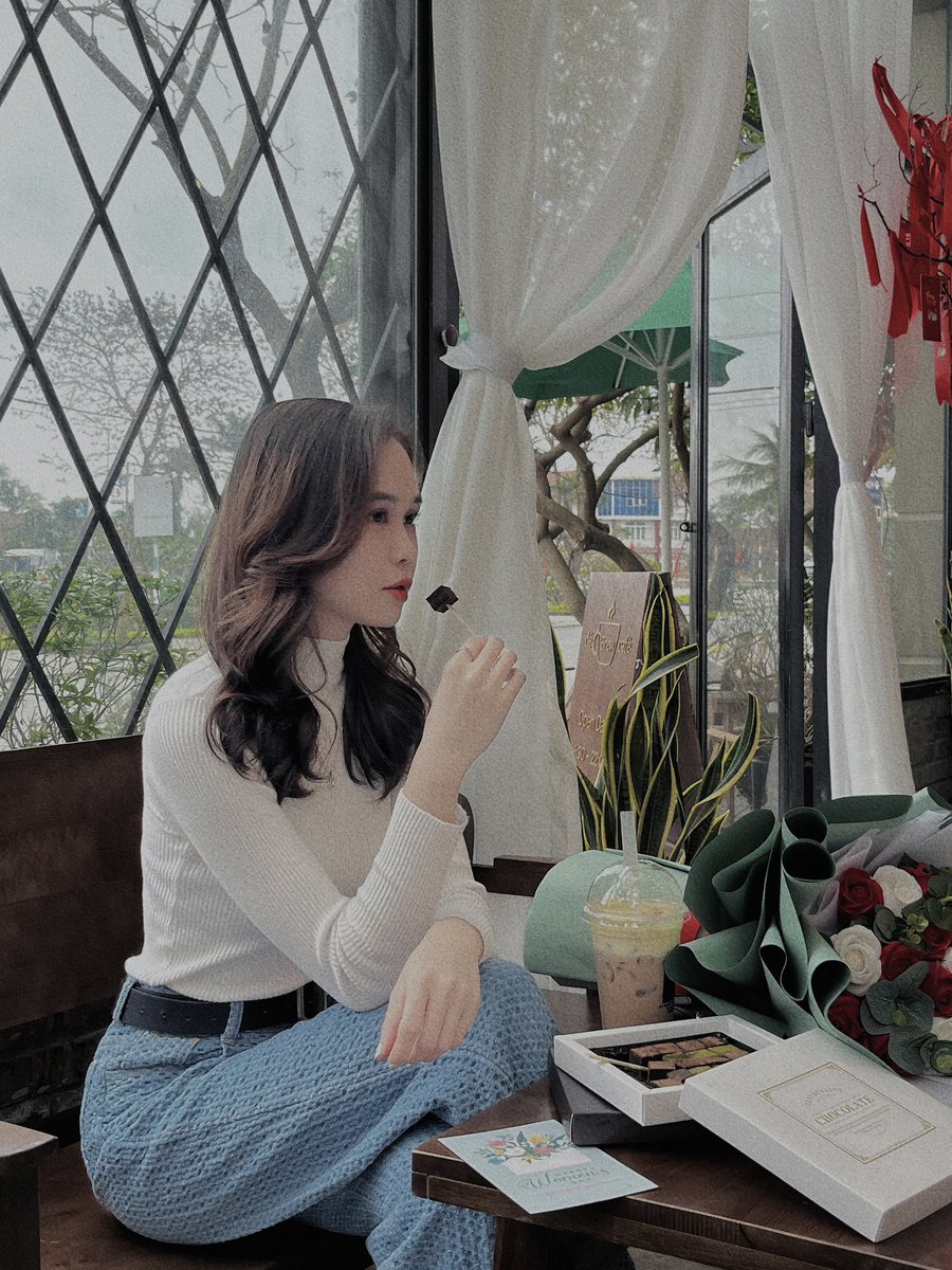Chuotchit96's tweet photo. Sắp Valentine rồi đó ạ 😆😆 VLT năm nay trúng Mồng 5 Tết, các bác đã chuẩn bị quà cho người thương chưa zị ?? 🥰 https://t.co/2vongHPZFX