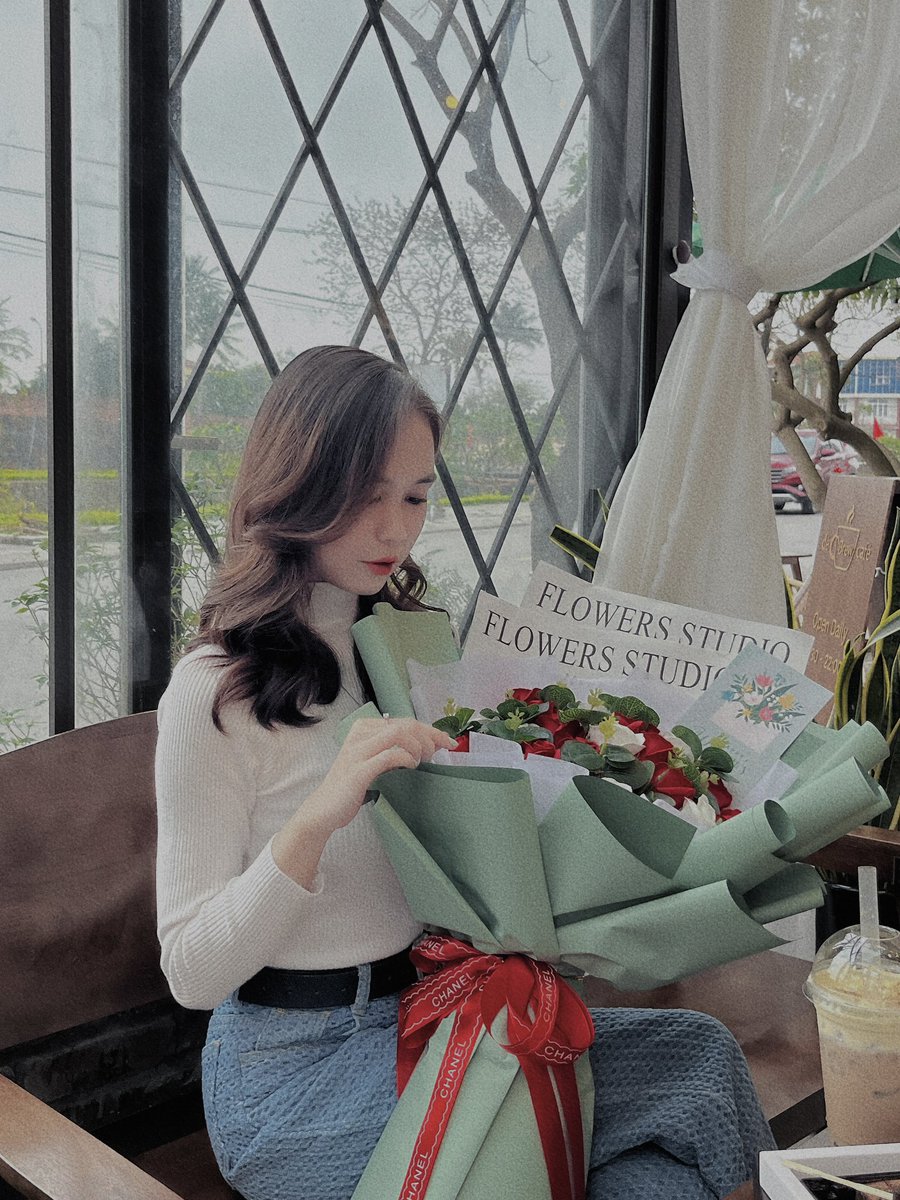 Chuotchit96's tweet photo. Sắp Valentine rồi đó ạ 😆😆 VLT năm nay trúng Mồng 5 Tết, các bác đã chuẩn bị quà cho người thương chưa zị ?? 🥰 https://t.co/2vongHPZFX