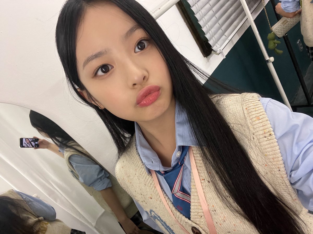 newjeans_loop's tweet photo. 240204 phoning 

#뉴진스 #NewJeans #하니 #Hanni #ハニ https://t.co/OZSVinUCfK