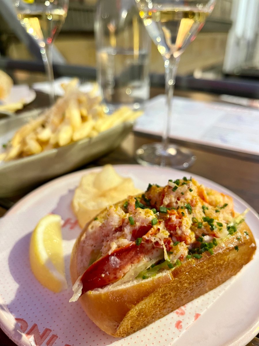 Doctor_Lobster's tweet photo. Lobster Roll (#218) Down Under at Pinchy’s Champagne &amp; Lobster Bar, Melbourne, Victoria, Australia https://t.co/CV8Z1dbQPi