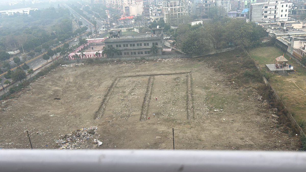 dreamashu2004's tweet photo. @CeoNoida @noida_authority @TOINoida @ADCP_C_Noida @dr_maheshsharma 

Sirs kindly ask someone to clean this mess!! Everytime this is polluted by people around. Let’s keep noida clean. Near nri residency sector 45. https://t.co/59KtENkSqR