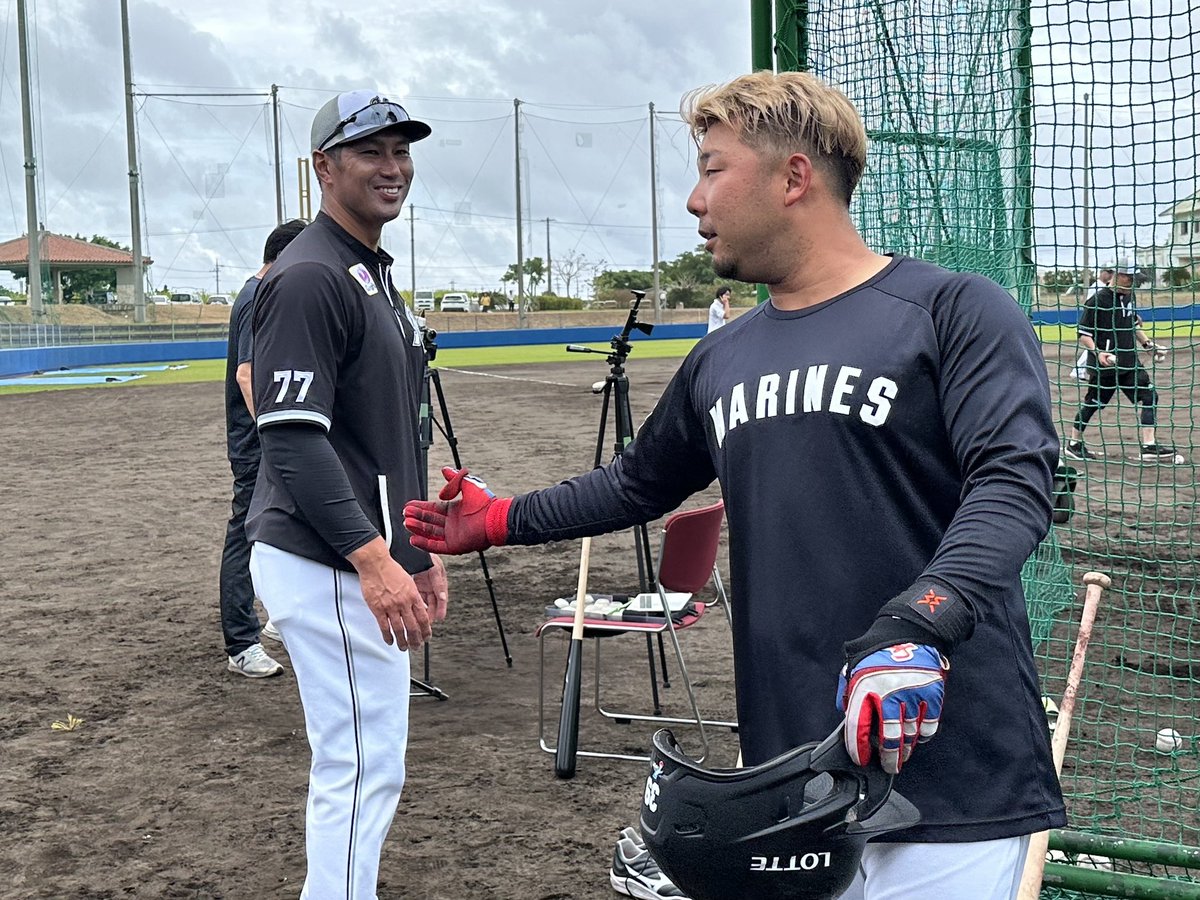 chibalotte_pr's tweet image. #栗原健太 コーチから指導を受ける #大下誠一郎 選手。
#chibalotte #広報 #MarinesSpringCamp