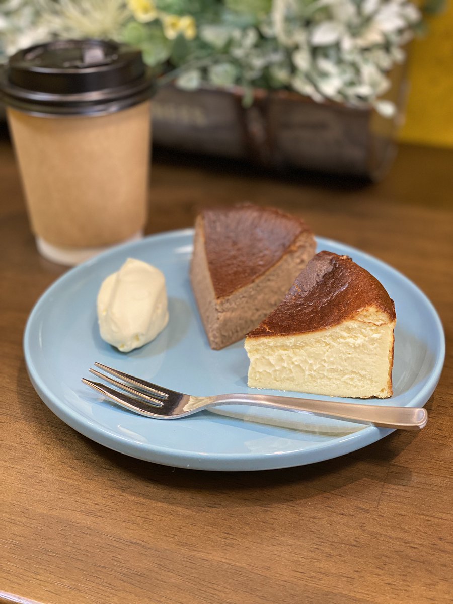 BOBBY_Funkys's tweet photo. 試しに今日イートインやってみるよ
プレーンとチョコレートの食べ比べセット
ドリンクもセットで780円とお得だよ https://t.co/tbLBFFFCaA