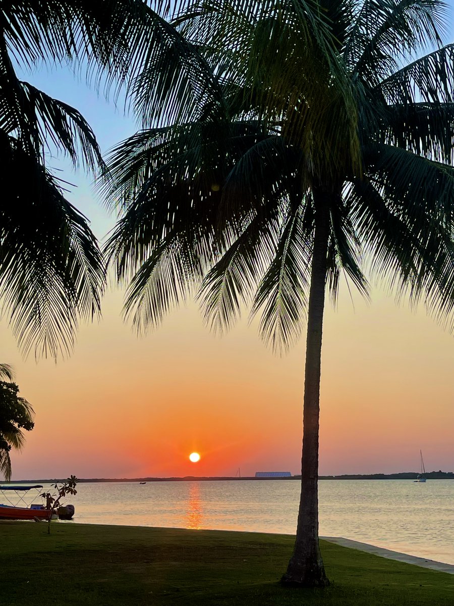 belizehub's tweet photo. The sunset experiences from the lagoon side in Placencia is indescribable ✨🌅🫶🏼
.
.
.
.
.
#belizehub #sunset #belize #travelbelize #belizeit #placenciabelize #placencia #visitbelize #uncoverbelize #belizesunsets #goldenhour #instareels #reels #sunsetreels https://t.co/DahY77BByw
