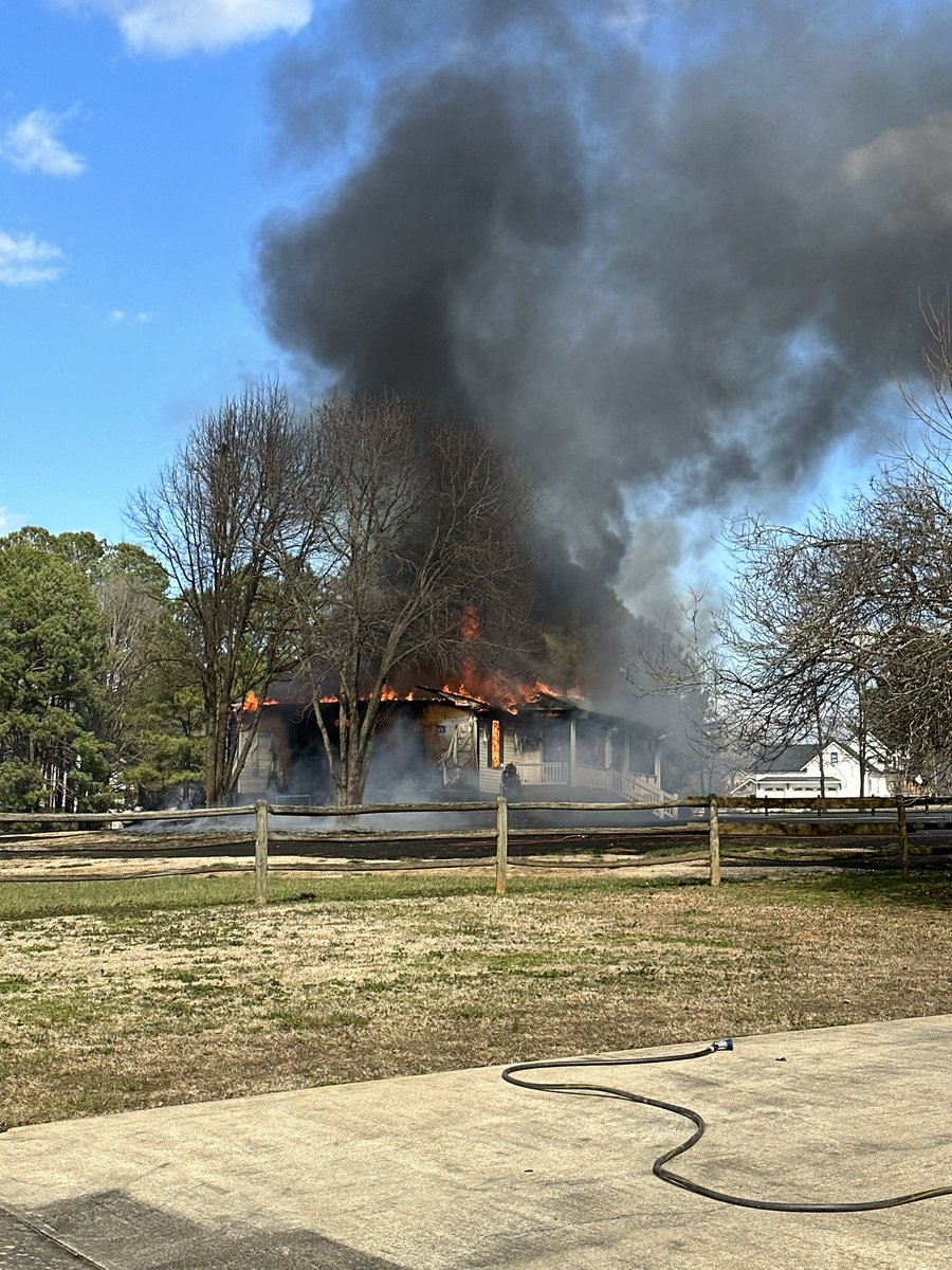LindaGRiddle's tweet photo. @marcuslemonis We are so saddened for our neighbors (fam of 4) who just lost everything yesterday in a house fire. Our community is coming together w/food donations / gift cards etc but they need a place to live. https://t.co/MlpSC1Rr7c