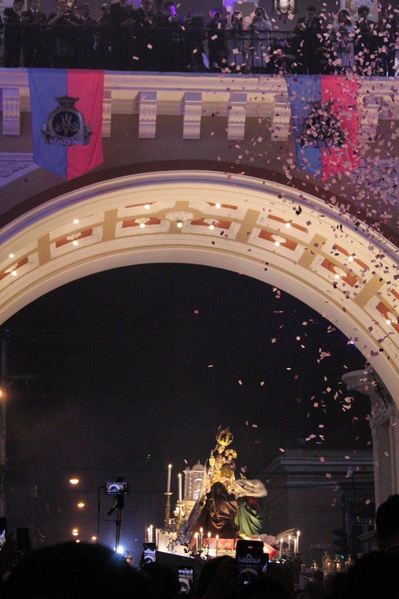 Capirotes_Mad's tweet photo. #VirgenDeCandelaria | Paso de la Virgen de Candelaria por el Arco de Correos.

#ProcesionesGT #Guatemala #ArcoDeCorreos #Catolicos https://t.co/vmSwE1DkOV