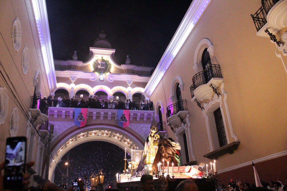 Capirotes_Mad's tweet photo. #VirgenDeCandelaria | Paso de la Virgen de Candelaria por el Arco de Correos.

#ProcesionesGT #Guatemala #ArcoDeCorreos #Catolicos https://t.co/vmSwE1DkOV