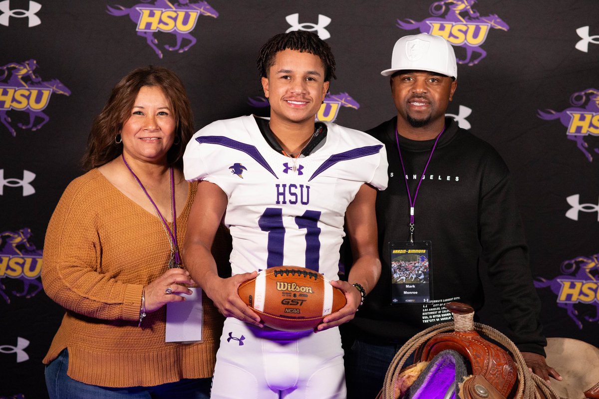 MaysonMonroe's tweet photo. Absolutely Blessed to receive my 2nd official offer from @HSUCowboys ! Had an amazing visit and enjoyed connecting with the coaches. Grateful for this opportunity! @LeafMonty https://t.co/3rzEhJerNA