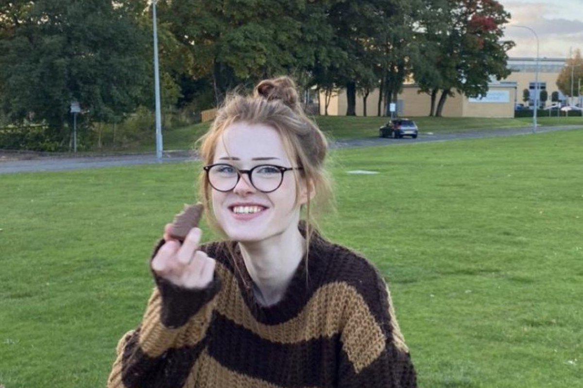lanadeholanda's tweet photo. Os dois jovens (um garoto e uma garota) que mataram Brianna Ghey foram condenados à prisão perpétua na Inglaterra. Eles estudavam com ela e tinham ódio por ela ser trans. Foram 28 facadas na cabeça dela. “Vamos enfiar a faca e ver se ela grita como homem ou mulher”, disseram numa mensagem antes do crime. Nunca se esqueçam que é isso, esse tipo de barbaridade, que é alimentada por JK Rowling e pelas feministas radicais quando elas se aliam com pastores e conservadores transfóbicos.