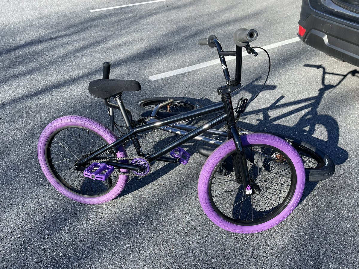The purple/black is 🔥upgraded the cranks from 1pc to 3pc and changed pedals, feels so much better to me now #bmx #sourcebmx #cinemabmx