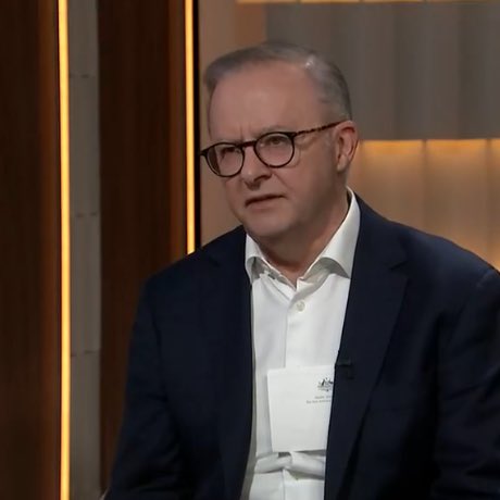 PM Albanese's notes slowly escaping from his pocket over the course of the interview was the REAL star of today's Insiders