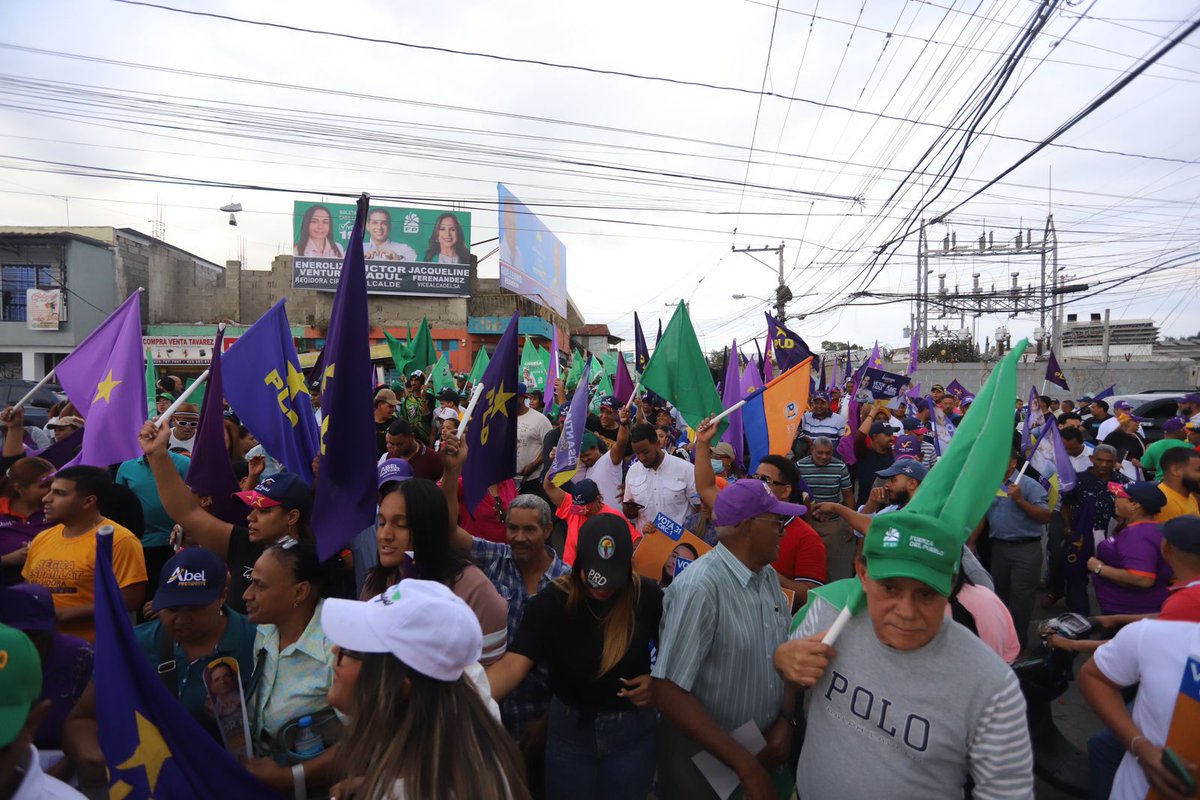 Hoy recorrimos los barrios Los Salados y Buenos Aires con @VictorFadulL, próximo Alcalde de Santiago y Jacqueline Fernández, próxima Vicealcaldesa. Un mar humano se dió cita para respaldar a los partidos que integran la Alianza RescateRD. Ganaremos en febrero y en mayo.