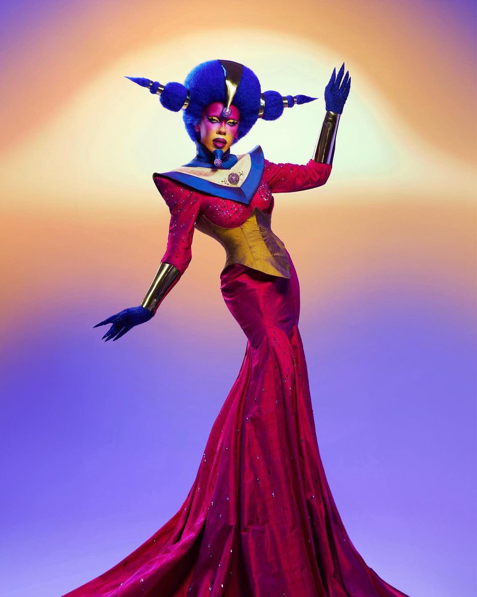 _silvestrelucas's tweet photo. BAILE DA VOGUE 2024 
Sim, ele voltou. Os comentários mais sinceros sobre os looks do Baile Da Vogue tudo aqui é a MINHA opinião pessoal e intransferível 

Tema do ano: GALACTIKA

Começo com a F0D0N4 @DELLAFANCY. Temos cor, arte, drag, performance. Temos TUDO. Emocionante https://t.co/DnF5UqZp41