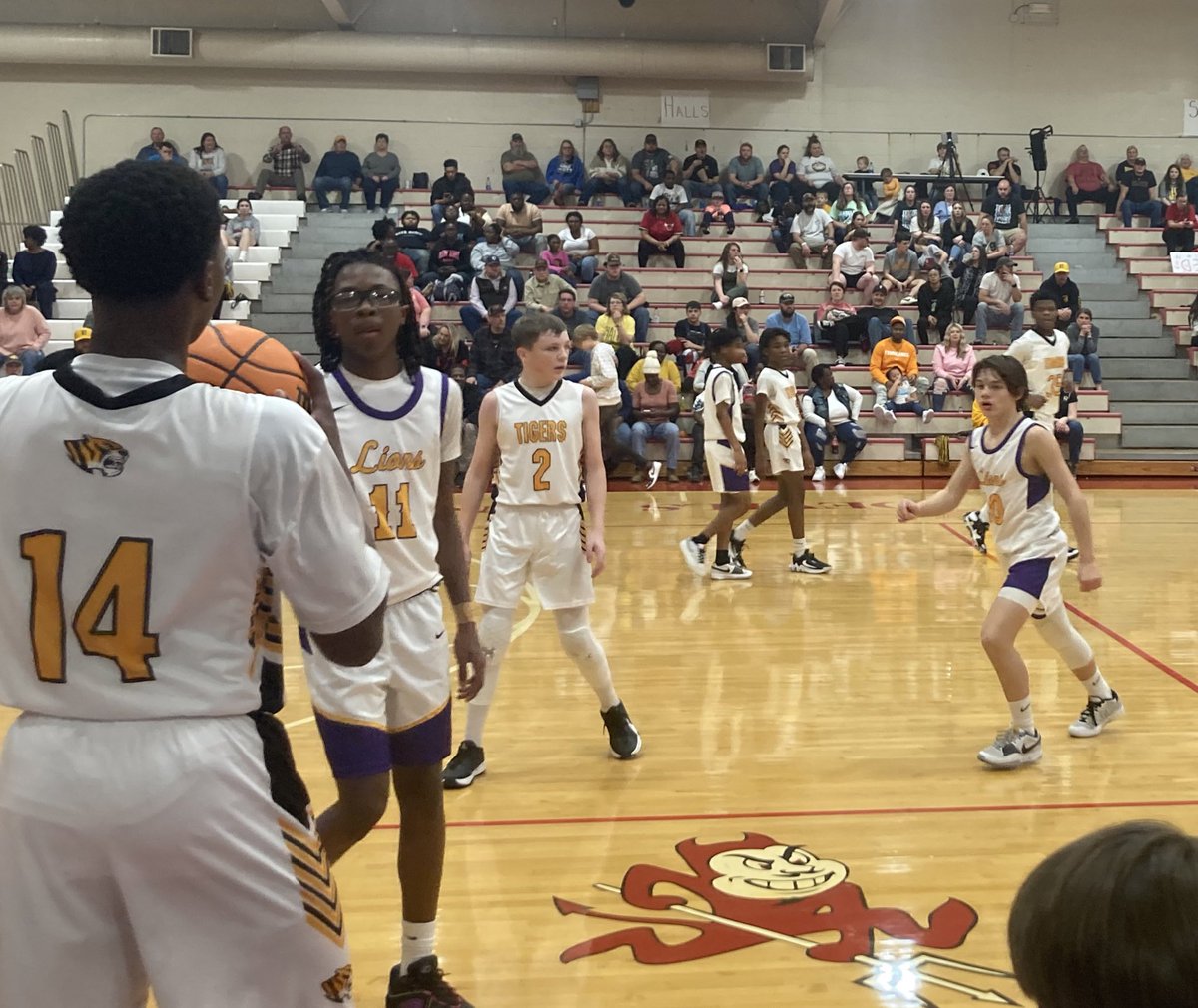 AthleticsFCPS's tweet photo. Time for the boys game
Here at S Fulton
West Tn 1A Sectional Championship
West Jr vs Halls
At half West leads 32-19
#WestBelieve #LookingforSecond https://t.co/tSrmSZwost