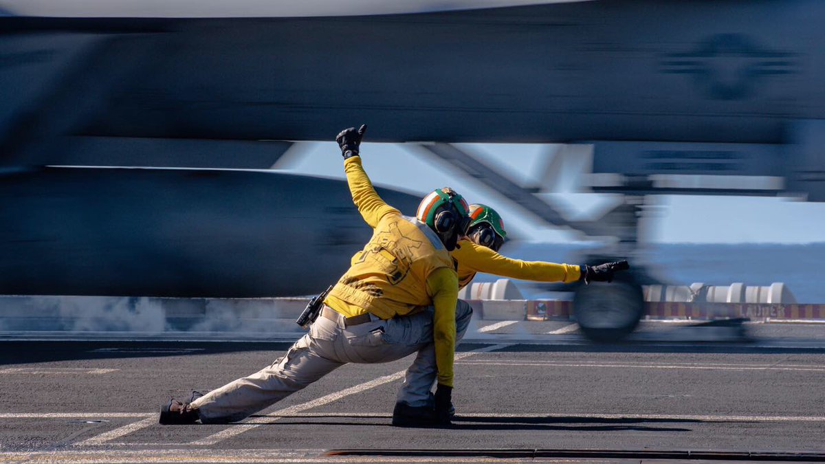 Boneyardsafari's tweet photo. We tip our hat to the flight deck crews aboard aircraft carriers. Here are a couple of shooters doing their thing and launching an F/A-18E Super Hornet, from VFA-154 Black Knights aboard USS Theodore Roosevelt CVN-71 last week. #yellowshirt #shooters #aircraftcarrier #f18e #fa18 https://t.co/9LUaaQw9Rh