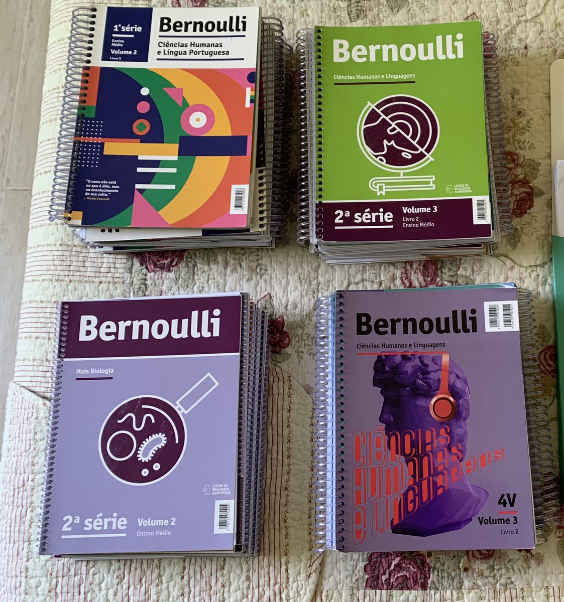 anniepoem's tweet photo. 🚨🚨🚨🚨🚨🚨🚨

estou DOANDO *todas* as minhas apostilas BERNOULLI do ensino médio (1º, 2º e 3º ano !!!!!!) 

as de mat e nat do 3º ano estão com boa parte dos exercícios feitos, mas 1º e 2º não tanto!

moro em barueri - prox da zona oeste de sp

rt pra divulgar pff https://t.co/ES1NAXZbaD
